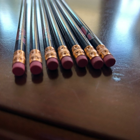 Set of 7 brand new unsharpened Vineyard Vines whale‎ logo pencils - Picture 3 of 3